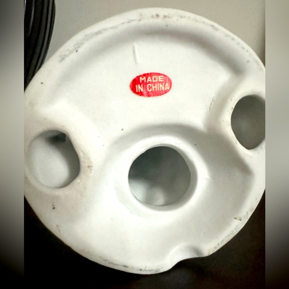 Ceramic Angel Figurine 7" with and Gold Trim around her Wings with two children - Picture 6 of 6